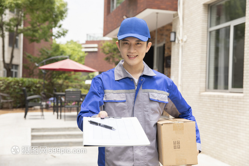 城市脉搏上的“跑腿人” 快递小哥递送的，不止是签收单